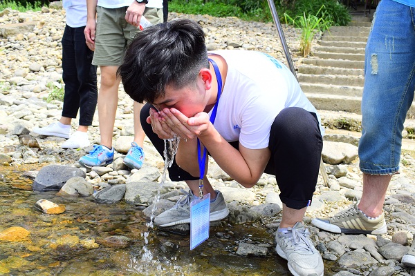 不如一喝更能证明水的好坏.JPG