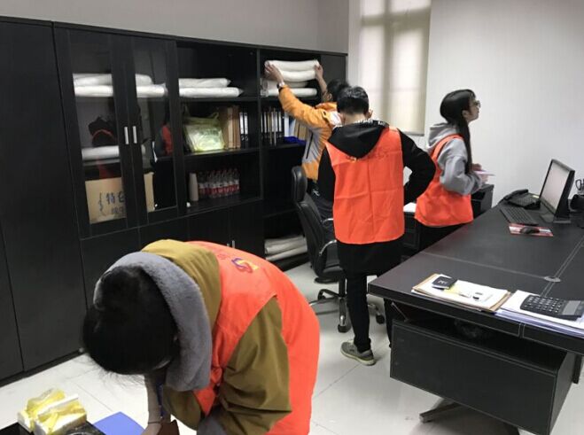 整理办公室.jpg