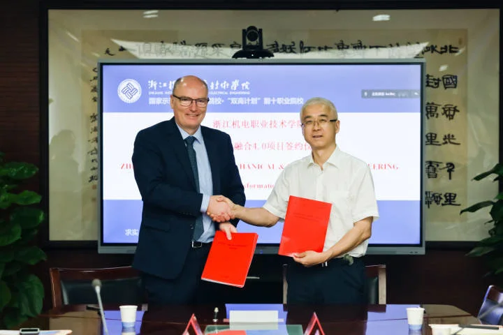 去年6月16日,联合中国教育国际交流协会,与莱茵技术(上海)有限公司签署合作协议,正式启动“中德工业4.0产教融合项目”。 去年6月16日,联合中国教育国际交流协会,与莱茵技术(上海)有限公司签署合作协议,正式启动“中德工业4.0产教融合项目”。